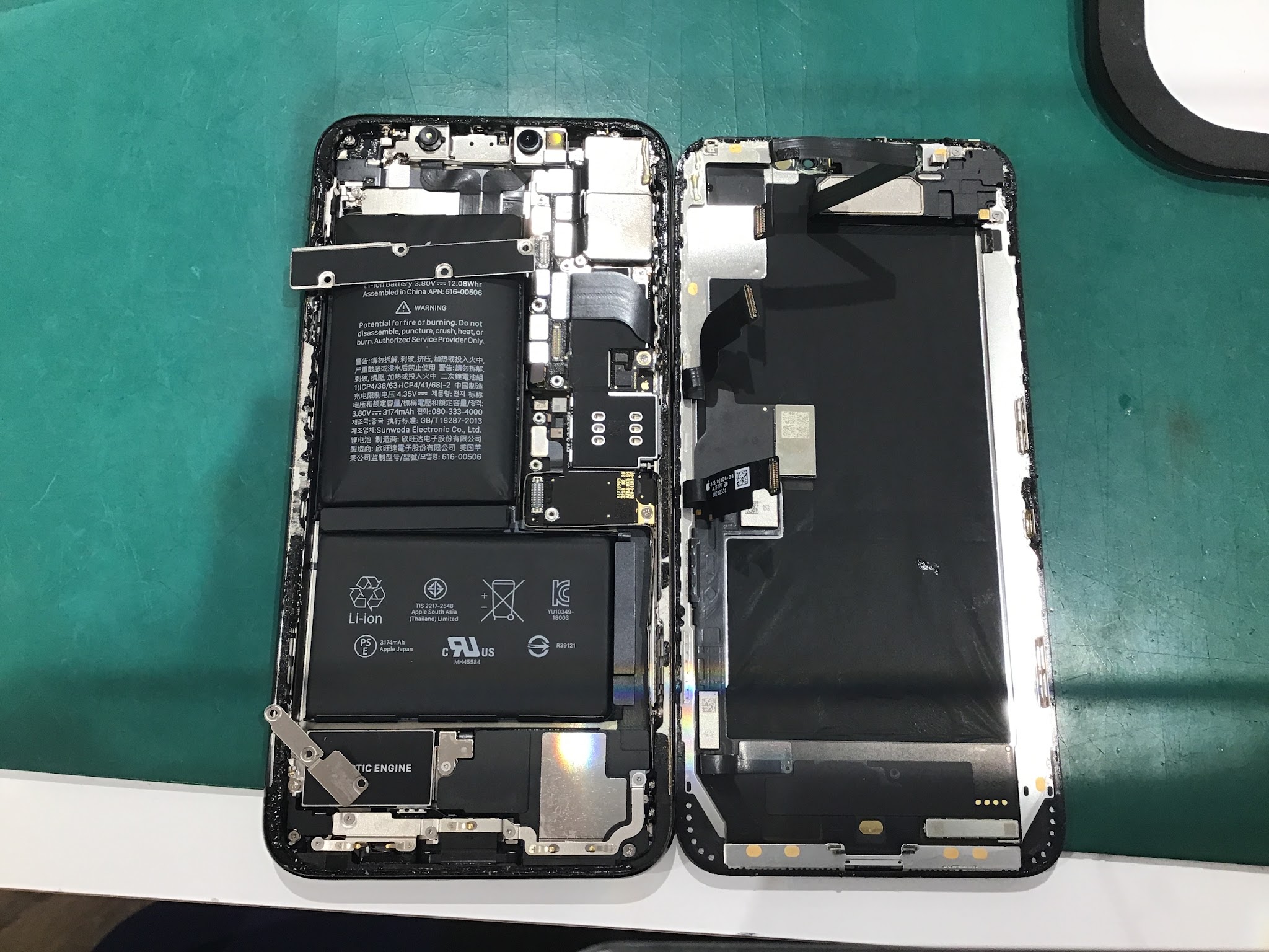 バッテリーが膨張してしまったiPhoneXSMaxの修理依頼を頂きました！スマホのお困りごとはお任せください！